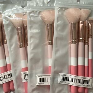Set of 4 makeup brushes